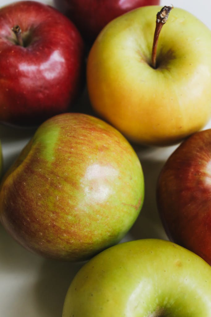 Vibrant close-up of assorted apples showcasing their freshness and variety.