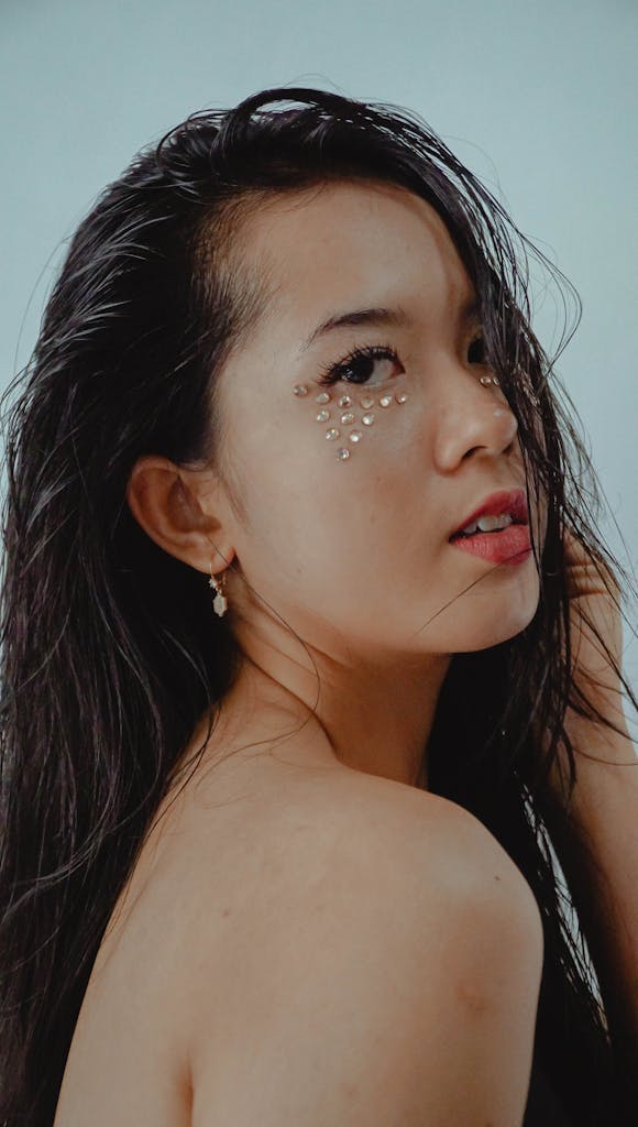 Stunning portrait of a stylish woman in Bali, showcasing beauty and elegance.