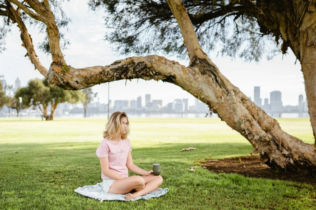 woman siting on focus photograpy