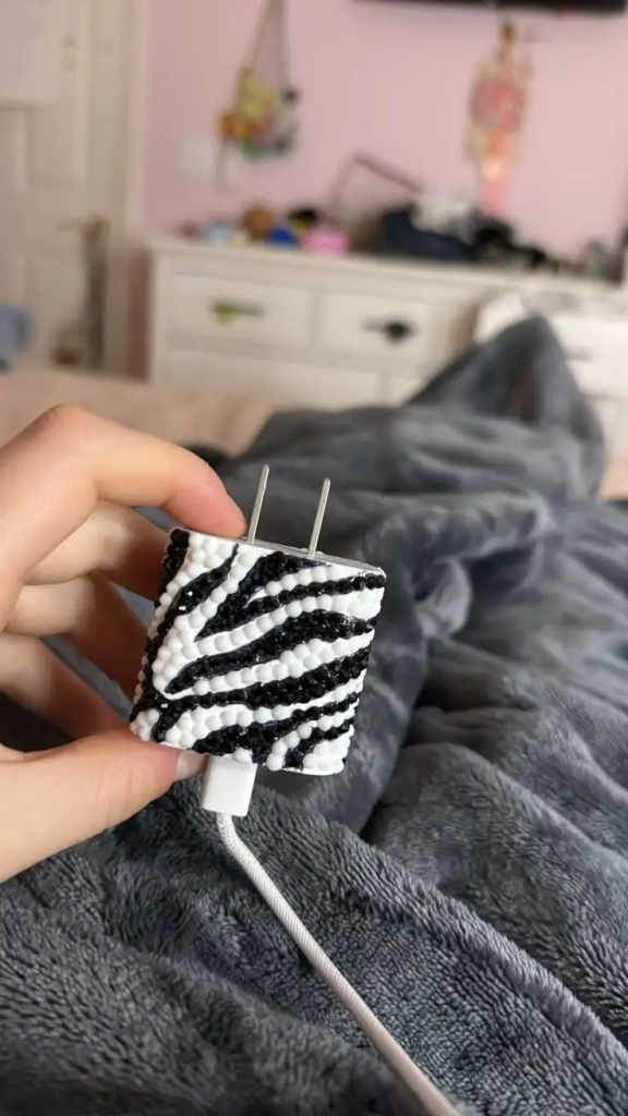DIY Rhinestone Accessories That Make Your Bags, Belts and Shoes Look Runway-Ready (11)