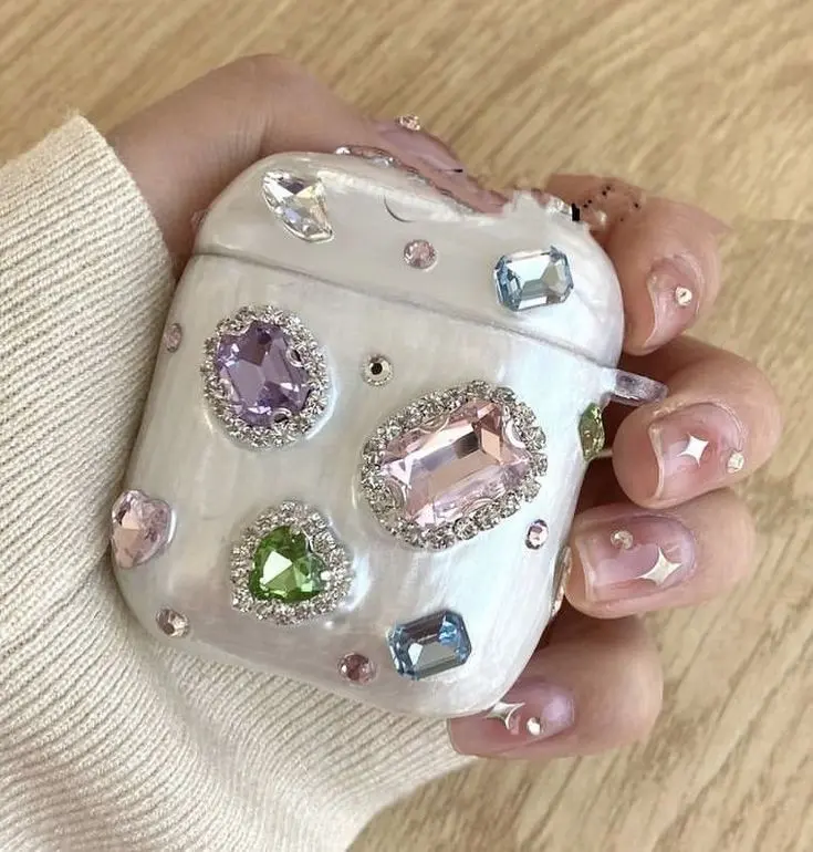 DIY Rhinestone Accessories That Make Your Bags, Belts and Shoes Look Runway-Ready (2)