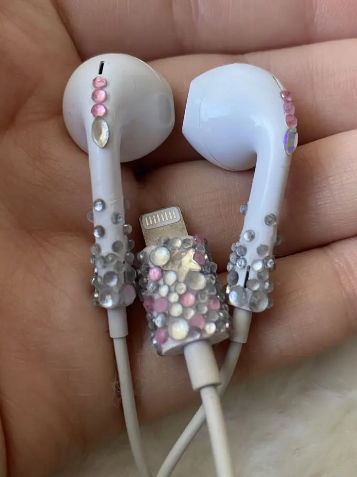 DIY Rhinestone Accessories That Make Your Bags, Belts and Shoes Look Runway-Ready (3)