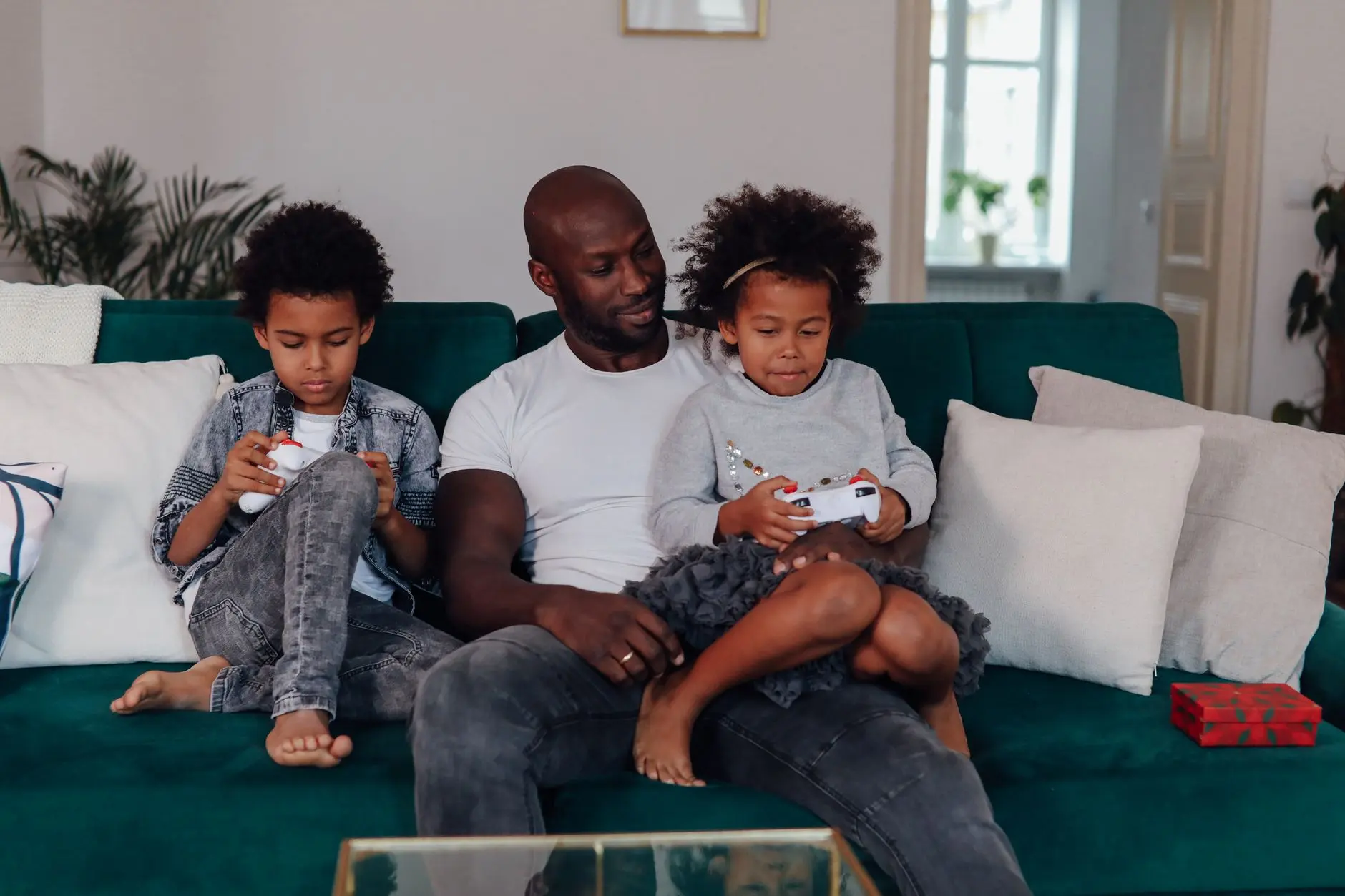 25 Christmas Games for Family Game Night at Home