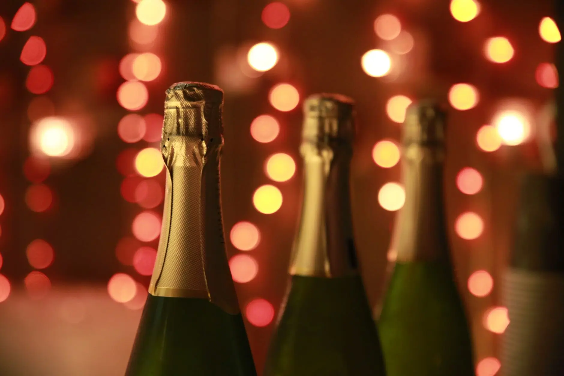 15 Aesthetic New Year's Eve Games for a Chic Gathering