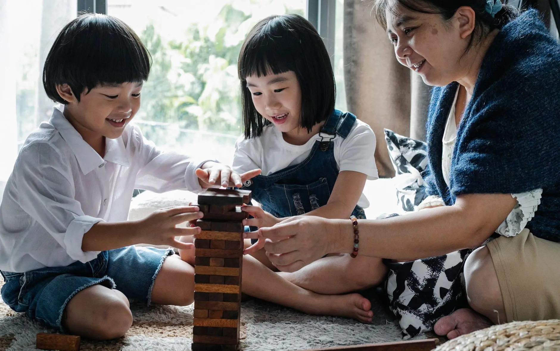25 Thanksgiving Family Games Grandma to the Grandkids Will Play