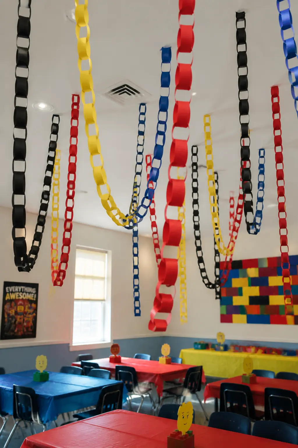 Bold-Coloured Paperchain in Primary Brights