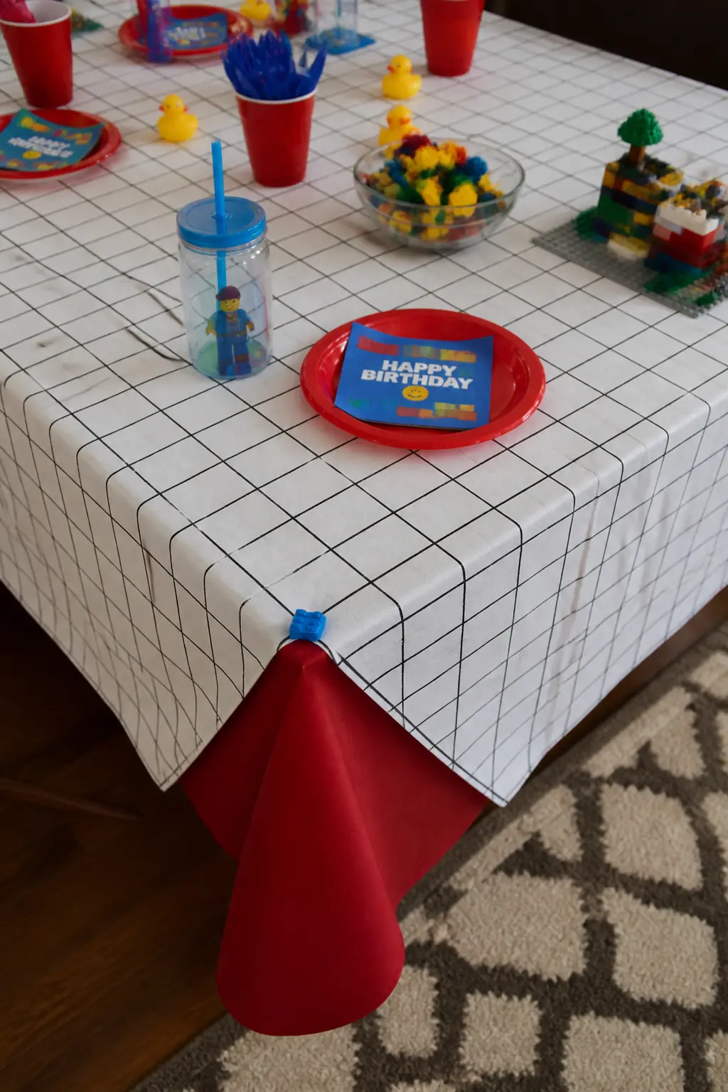 Interlocking-Grid Tablecloth Corner Folds