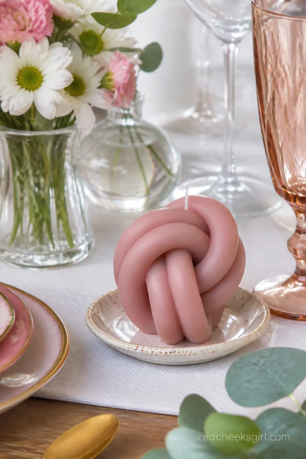 Twisted Knot Candle — A soft dusty rose knot shape, sculptural without being fussy, sits well on a mantel where its curves catch shadow. Candle making ideas