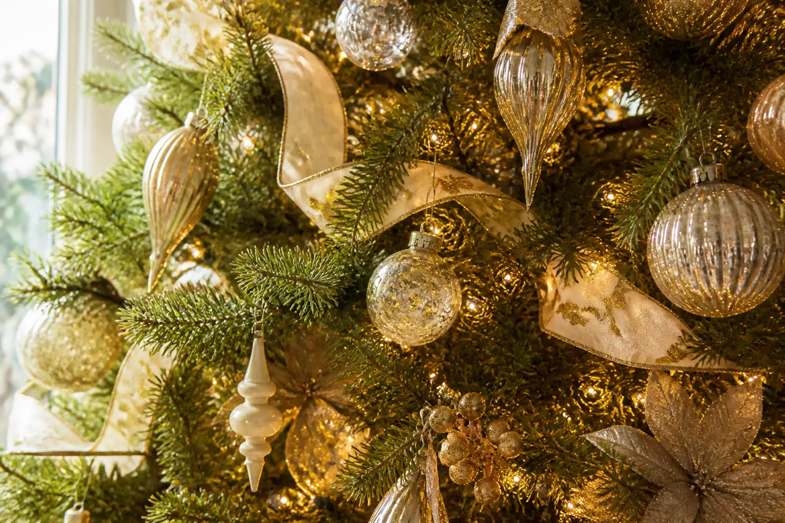 30 Elegant Christmas Tree Decorations That Look Like a Designer Did It