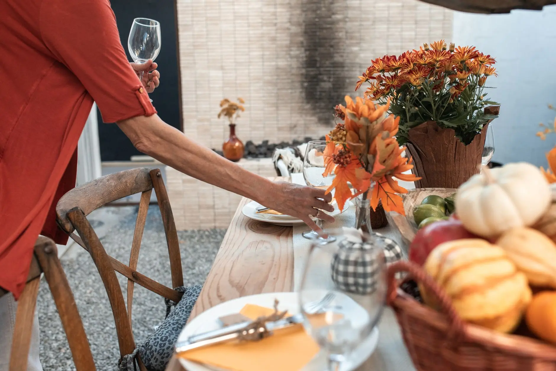 14 Friendsgiving Decor Ideas for a Rented Apartment