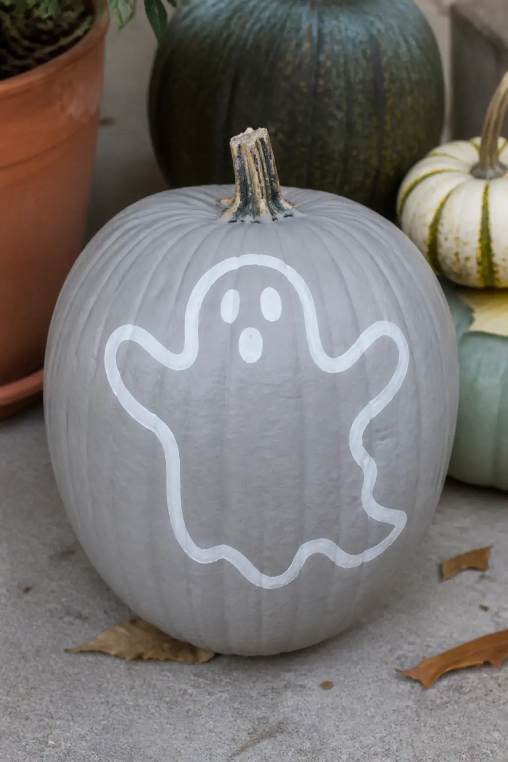 Ghost in a Single Continuous Brush Line — The entire ghost is drawn without lifting the brush: up and over the head, down the right side, along the wavy hem