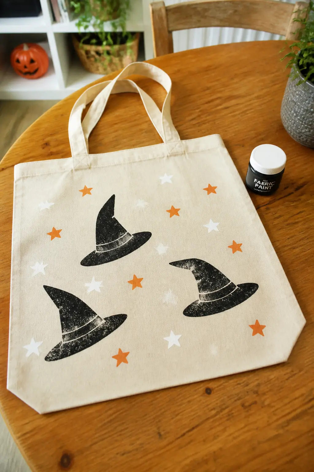 Witch Hat and Stars Scatter — Cut a witch hat shape from a dense kitchen sponge and dip it in black fabric paint. Halloween tote bags diy