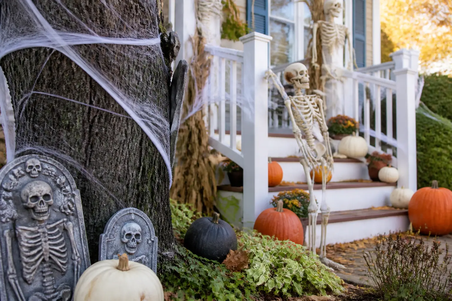 15 Halloween Yard Decorations Staged Like a Real Scene