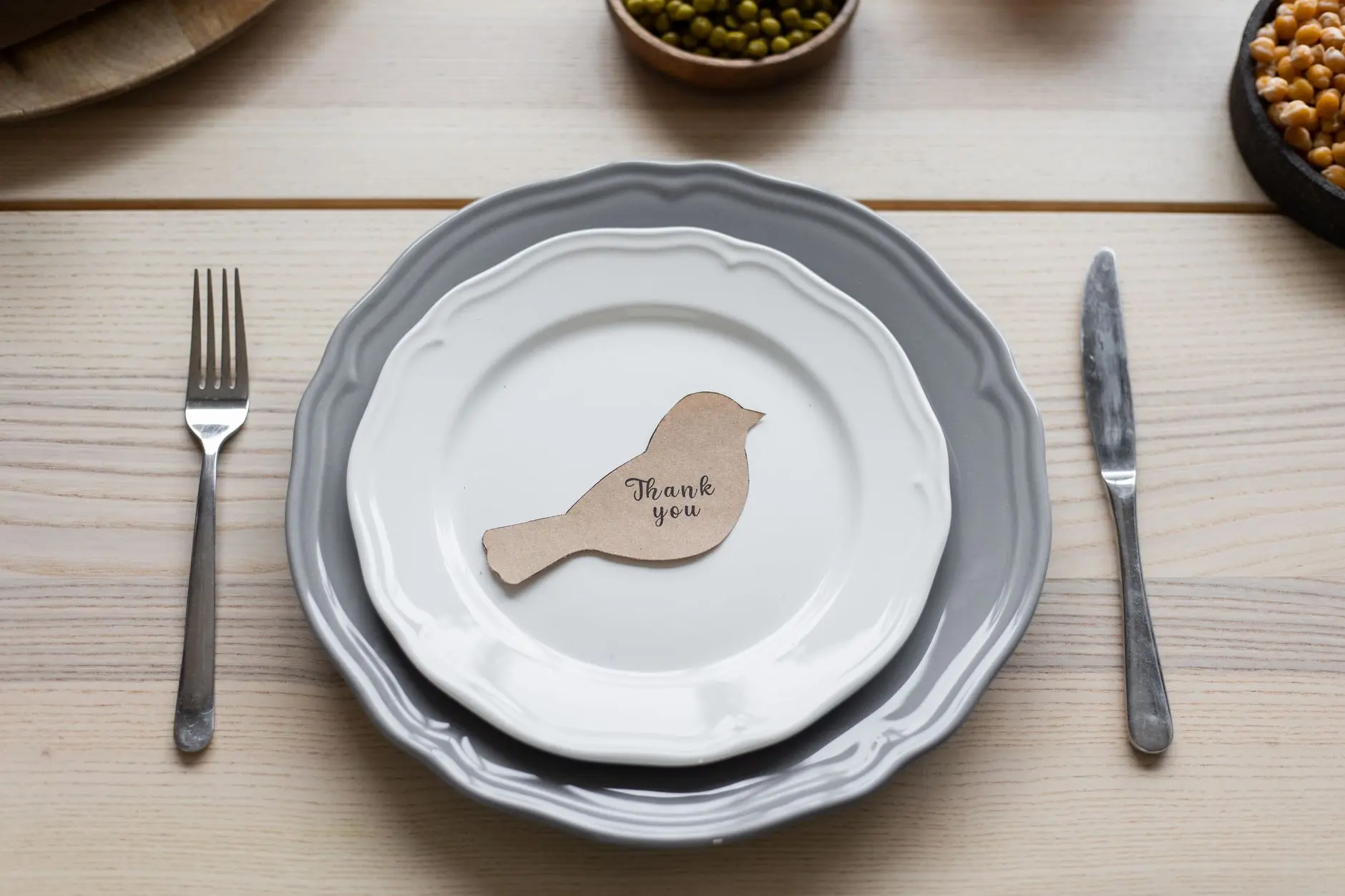 17 Simple Thanksgiving Table Decor Ideas With No Tablecloth Needed