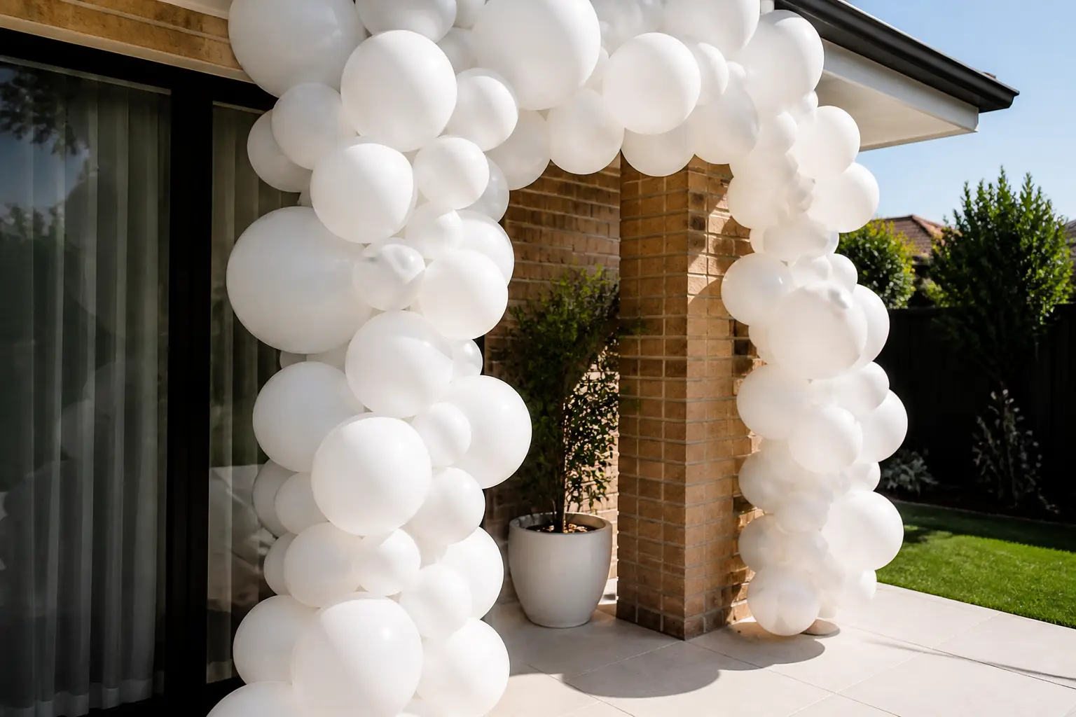 28 White Balloon Arch Ideas That Do Not Look Unfinished