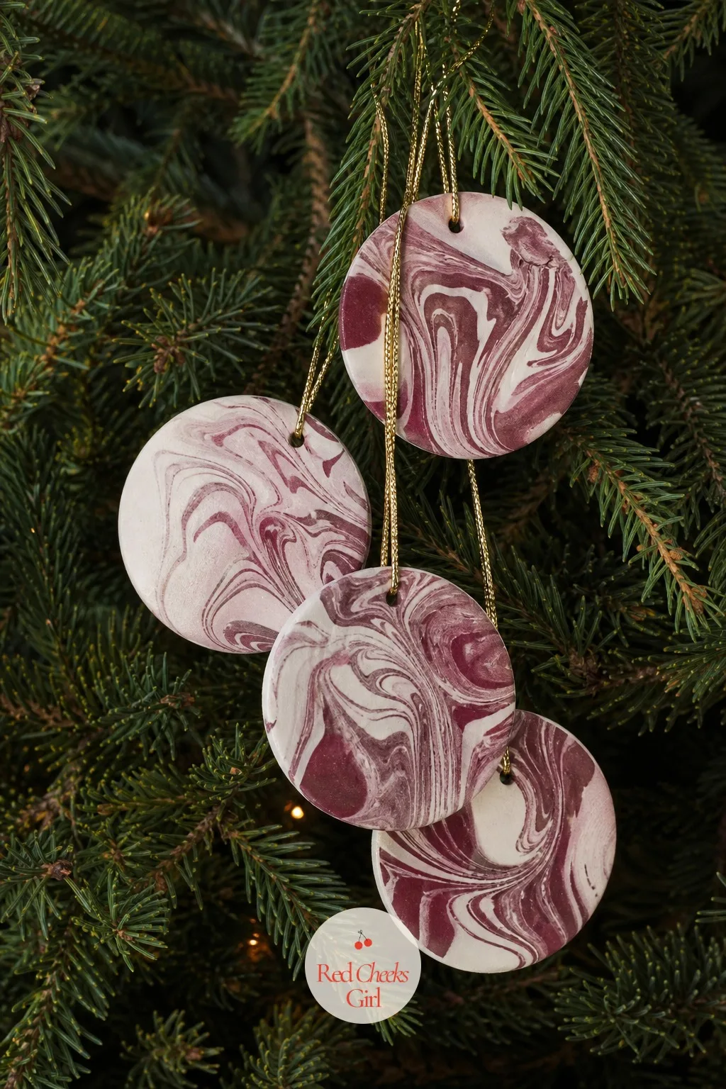 Marbled Bauble Ornaments — If every bauble on the tree already matches, this is the one that does not and gets noticed for it. Christmas clay crafts