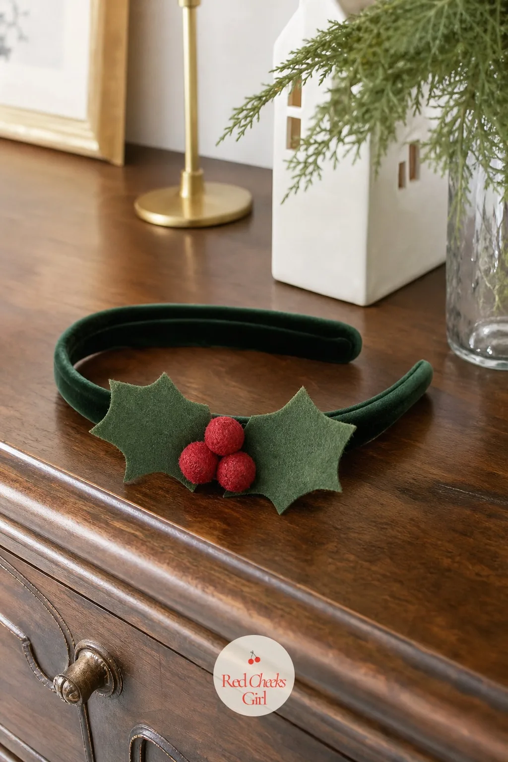 Felt Holly Headband — Not every Christmas headband needs to look like it belongs on a child. Christmas felt crafts