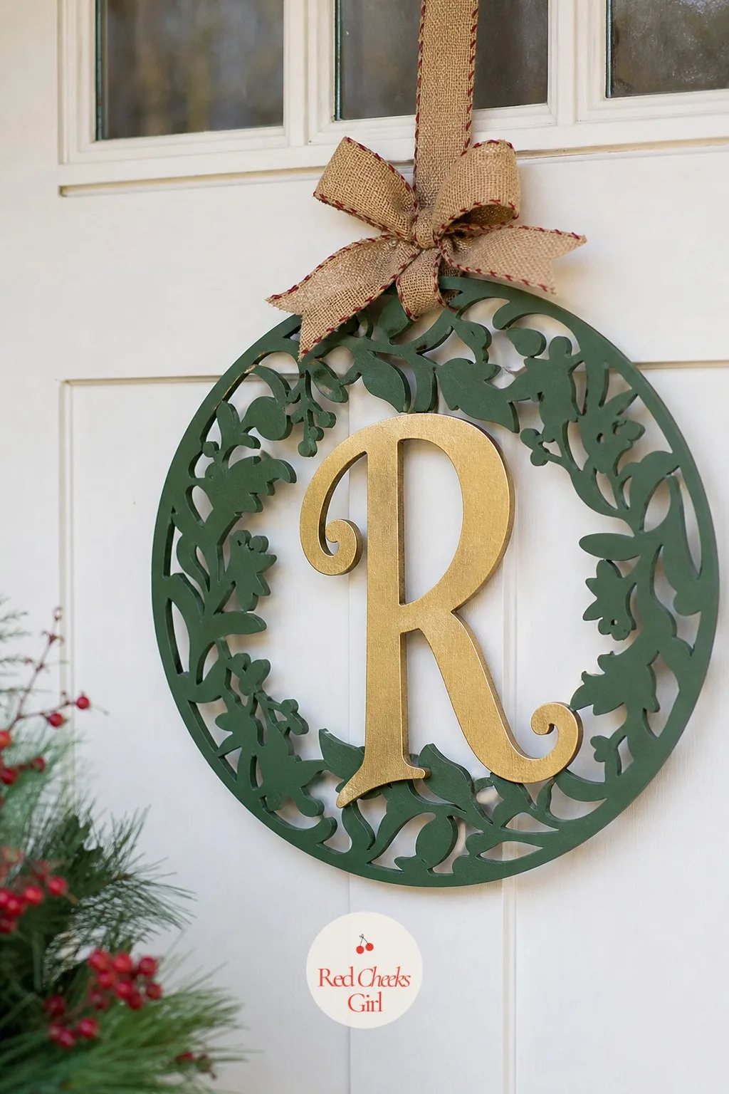Scroll-Saw Monogram Wreath — A plain wreath on the door says the season arrived. Christmas wood crafts