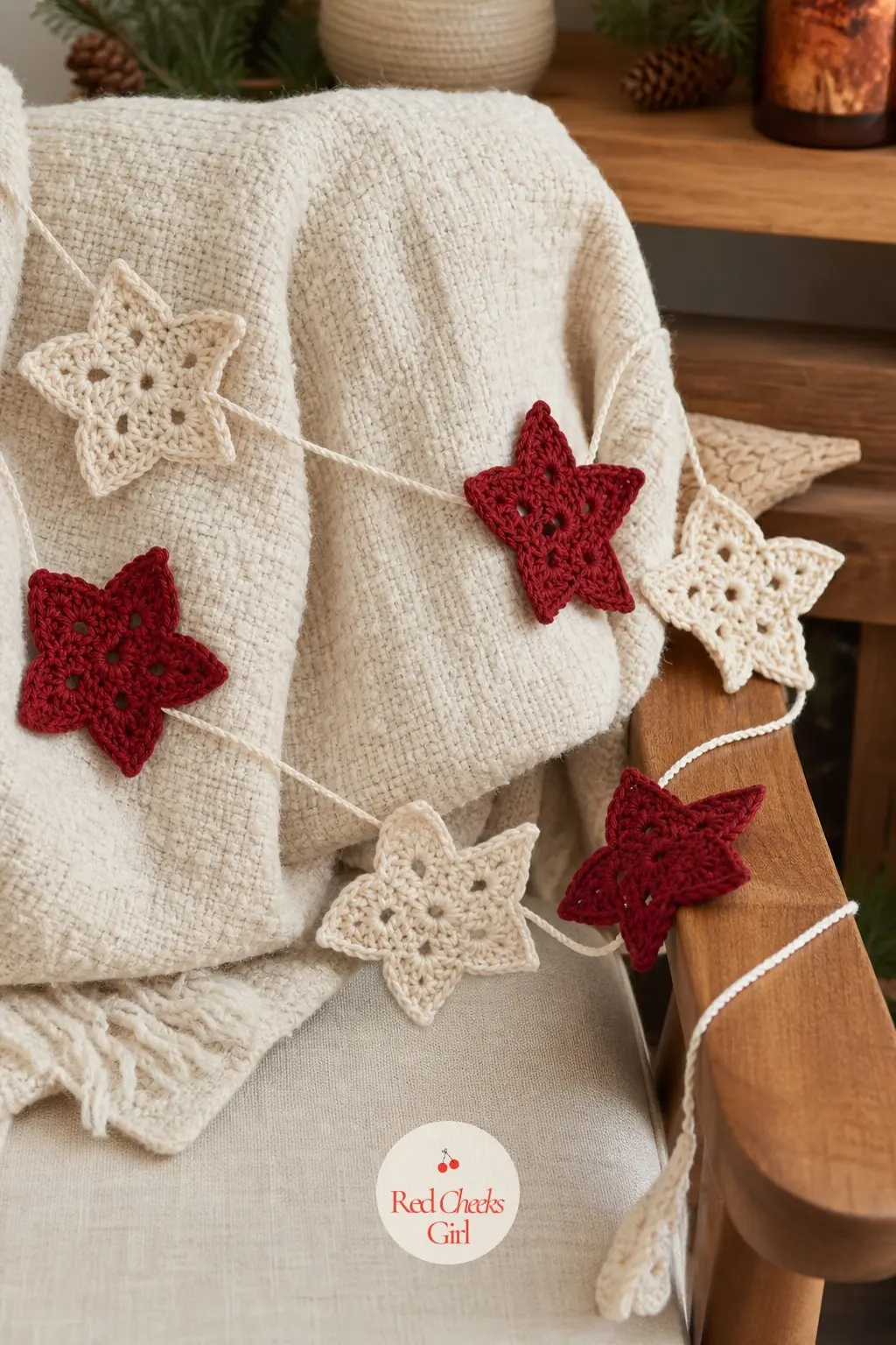 Crochet Star Garland — Small crochet stars in cream and red work up quickly even for a beginner, since each one uses only a few rows. Diy christmas garland