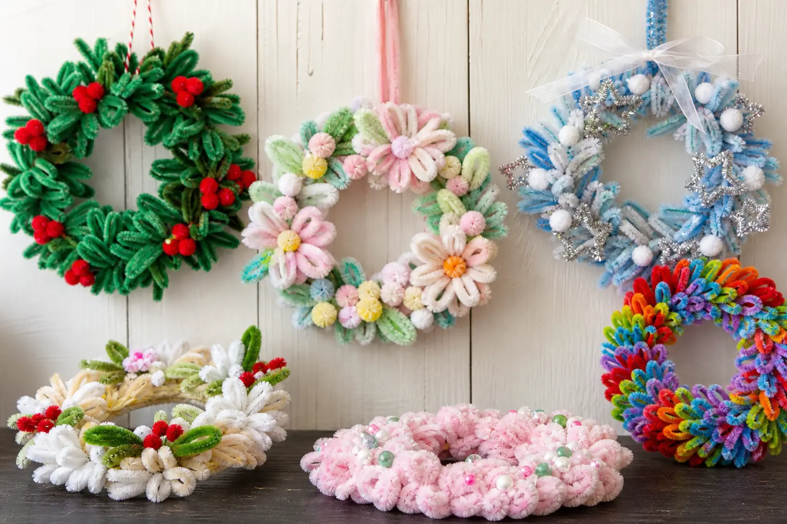 18 Fuzzy Pipe Cleaner Wreaths That Look Adorably Handmade