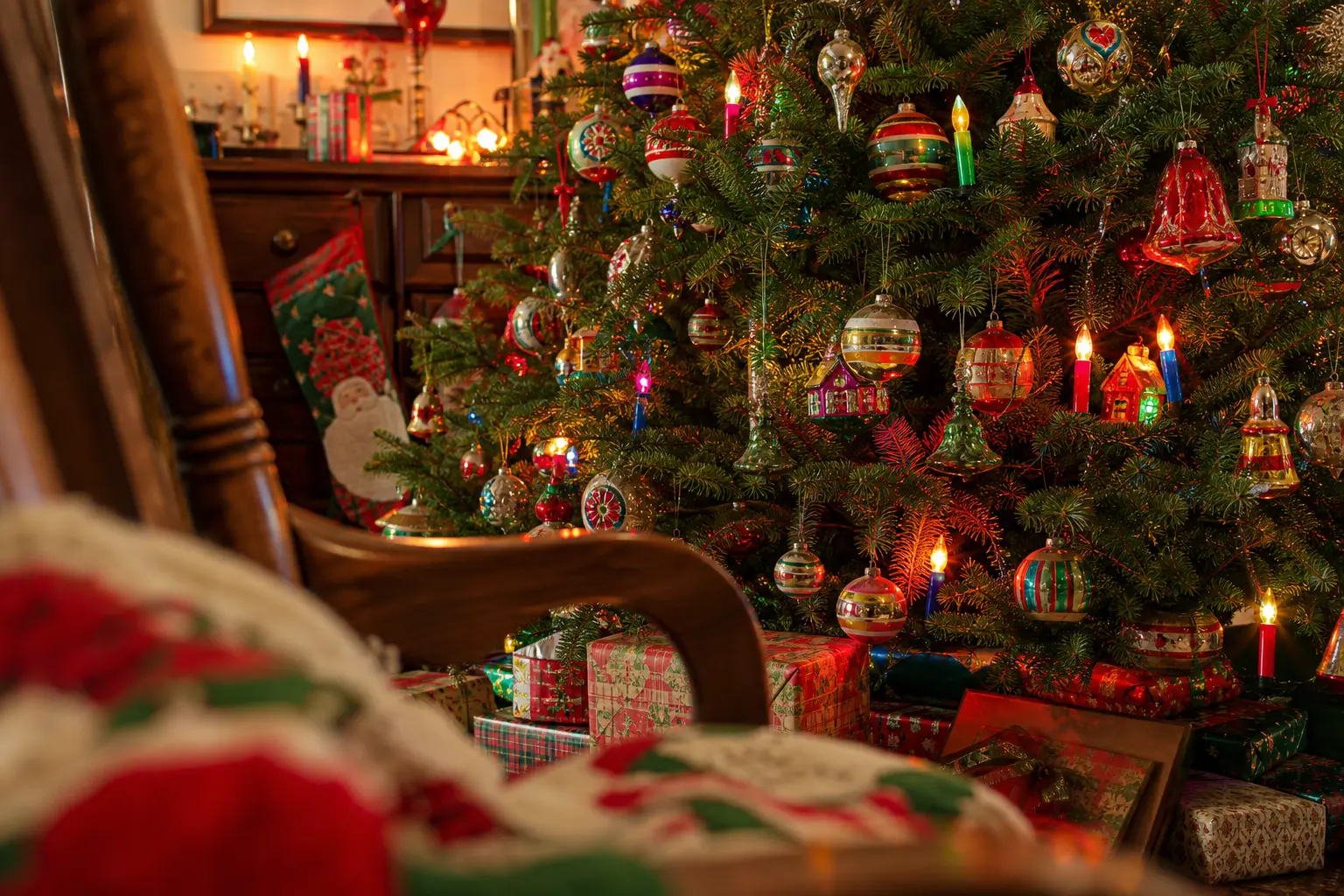 15 Nostalgic Christmas Trees With Bubble Lights, Vintage Glass Ornaments and Grandma's-House Warmth