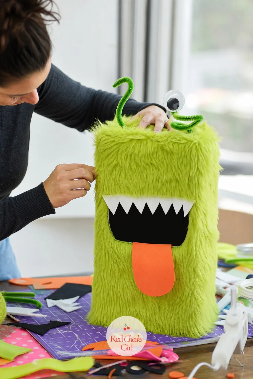 Monster Mailbox — A monster box can slide into chaos fast, scraps of felt everywhere and no actual face to speak of. Valentine box ideas for school